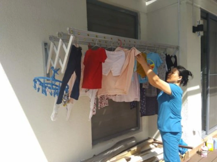 hinh-lap-dat-gian-phoi-xep-ngang-gan-tuong