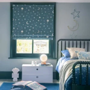 hình-rem-roman-phong-ngu-be-trai-mau-xanh