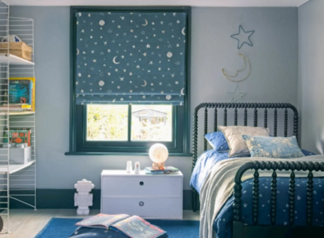 hình-rem-roman-phong-ngu-be-trai-mau-xanh